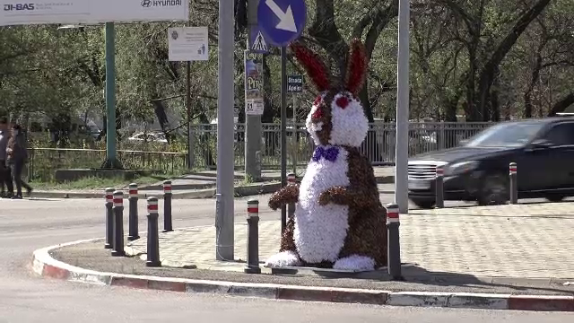 Efectul neașteptat pe care îl au figurinele de Paște montate în Ploiești asupra copiilor