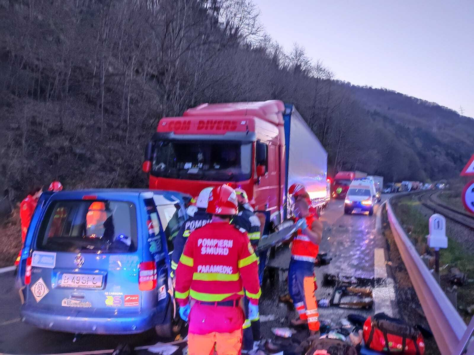 Grav accident pe Valea Oltului, soldat cu doi morți. Un bărbat a intrat cu mașina frontal într-un TIR. FOTO