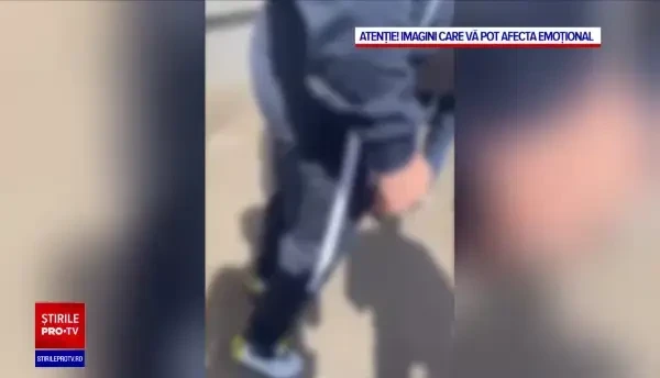 Un elev a fost bătut de un coleg până și-a pierdut cunoștință, în fața liceului în care învață