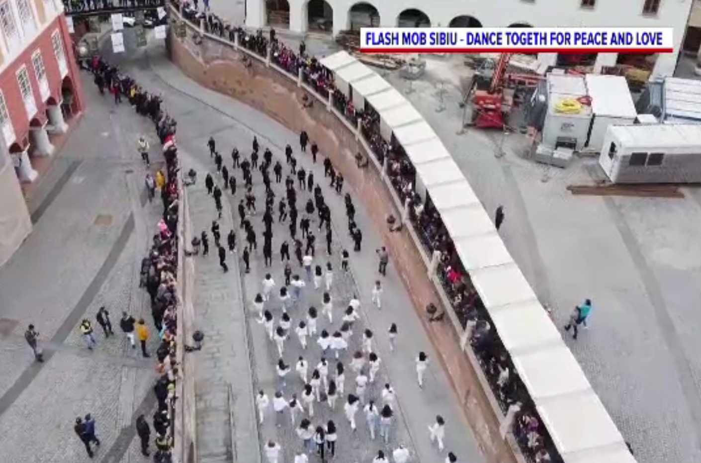 Spectacol cu sute de copii în Piața Mică din Sibiu, pentru pace și înțelegere între oameni. Ce simbolizau cele două tabere