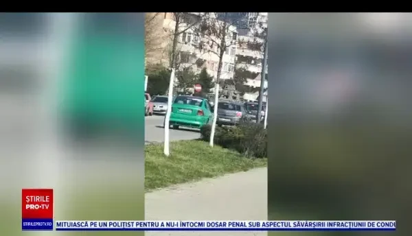 O maşină de tip militar, în care se afla Dani Mocanu, a lovit două autoturisme parcate în Râmnicu Vâlcea