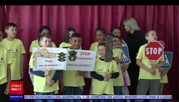 Educație rutieră pentru copiii cu nevoi speciale de la Negrești. Polițiștii le-au dus și cadouri