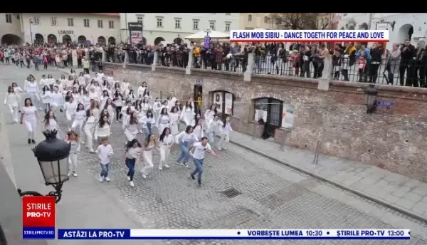 Spectacol cu sute de copii în Piața Mică din Sibiu, pentru pace și înțelegere între oameni. Ce simbolizau cele două tabere