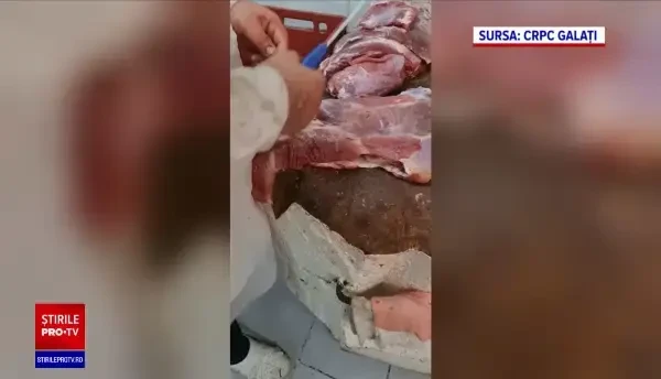 Carne vândută într-o mizerie cruntă, în piața din Galați. Protecția Consumatorului a confiscat sute de kilograme