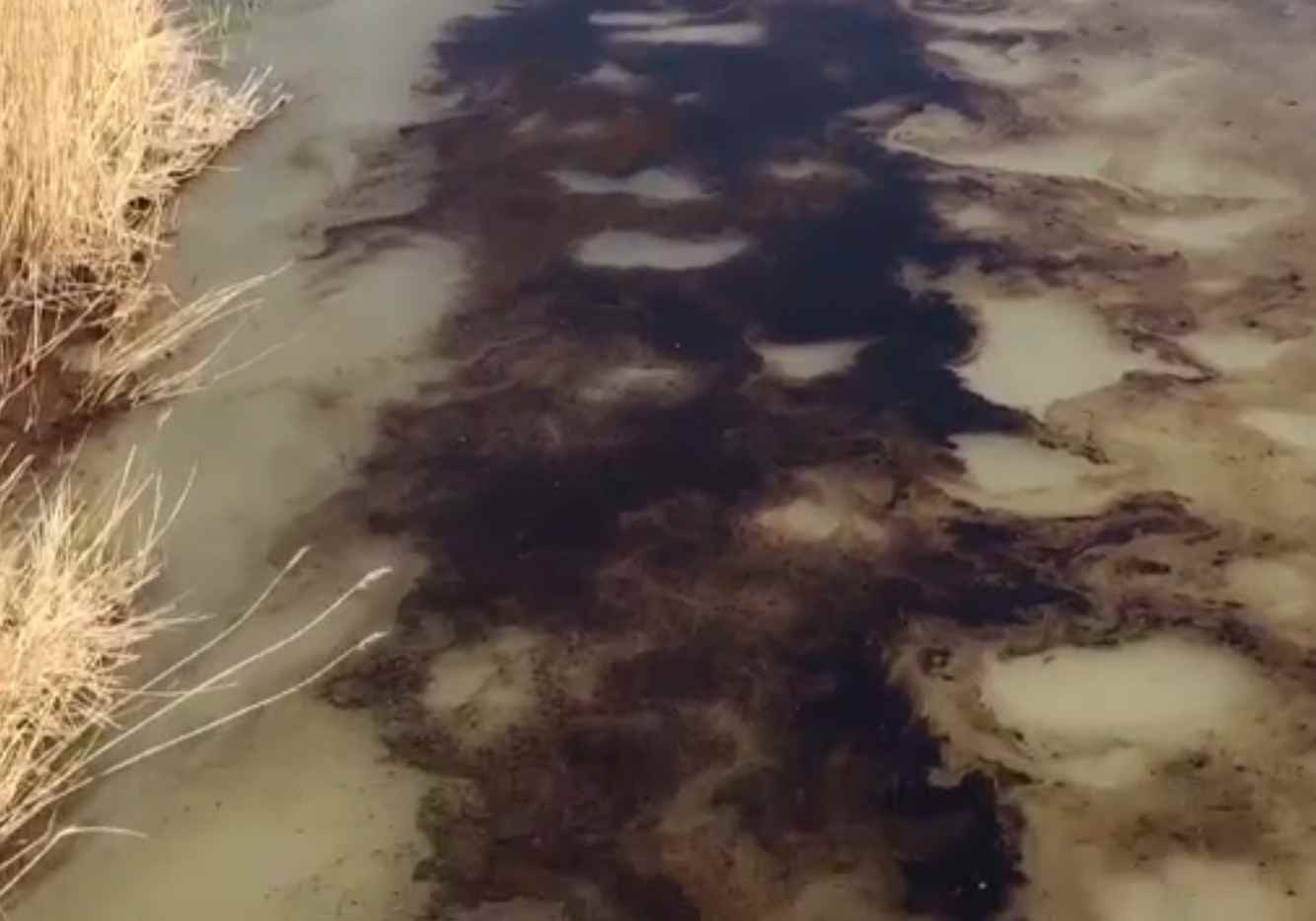 Poluare cu țiței pe Olteț. O conductă a fost avariată de muncitori