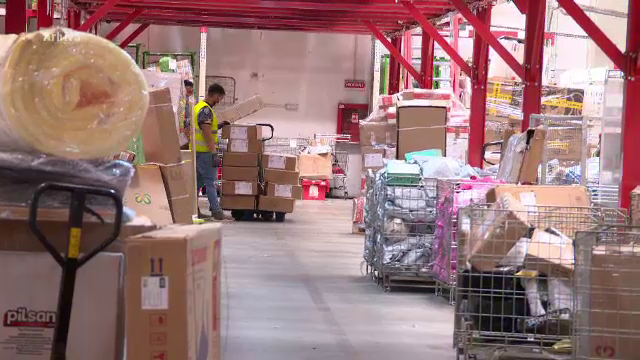 Lunar, zeci de pachete rămân în depozitele Poștei Române și ale firmelor de curierat. Ce se întâmplă cu ele