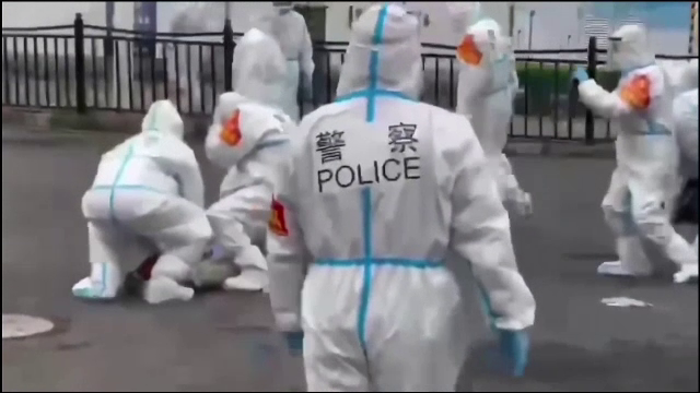 Disperare la Shanghai. A treia săptămână de lockdown din cauza Covid. Poliția scoate cu forța oamenii din case