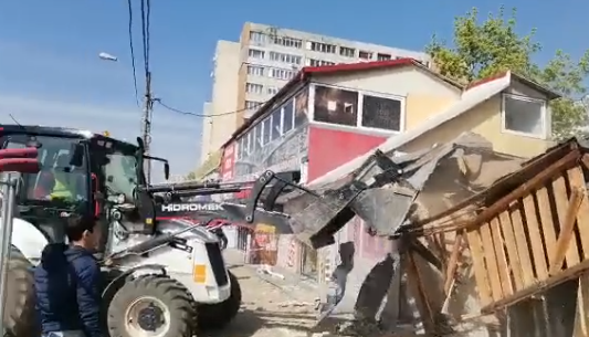 Un complex comercial din Prelungirea Ghencea a fost demolat. Funcționa fără autorizație de 28 de ani