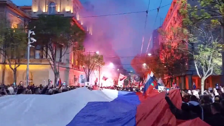 VIDEO Mii de sârbi au manifestat la Belgrad în sprijinul Rusiei şi împotriva NATO