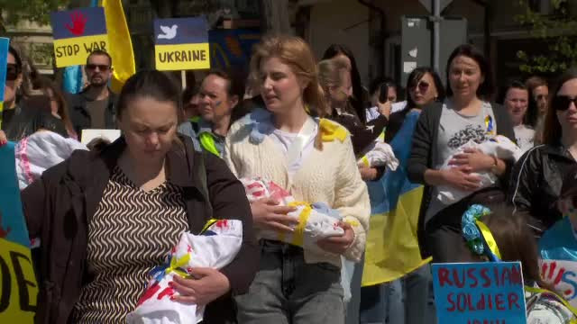 Păpuși în scutece stropite cu ”sânge”. Peste 2000 de ucrainence au manifestat în Constanța