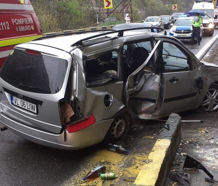 Accident în Călimănești cu 5 victime. Traficul este blocat