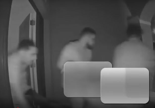 Trei americani au fost filmați în timp ce cărau un cadavru. Poliția cere ajutor pentru identificarea lor