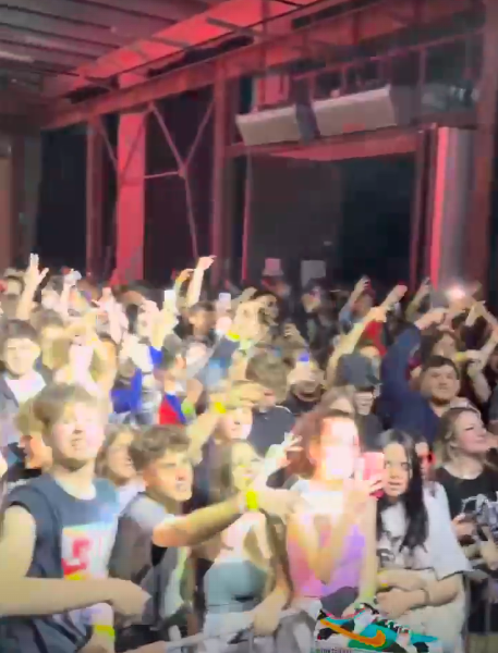 Busculadă la un concert în Capitală după ce cineva a pulverizat o substanţă iritantă. VIDEO