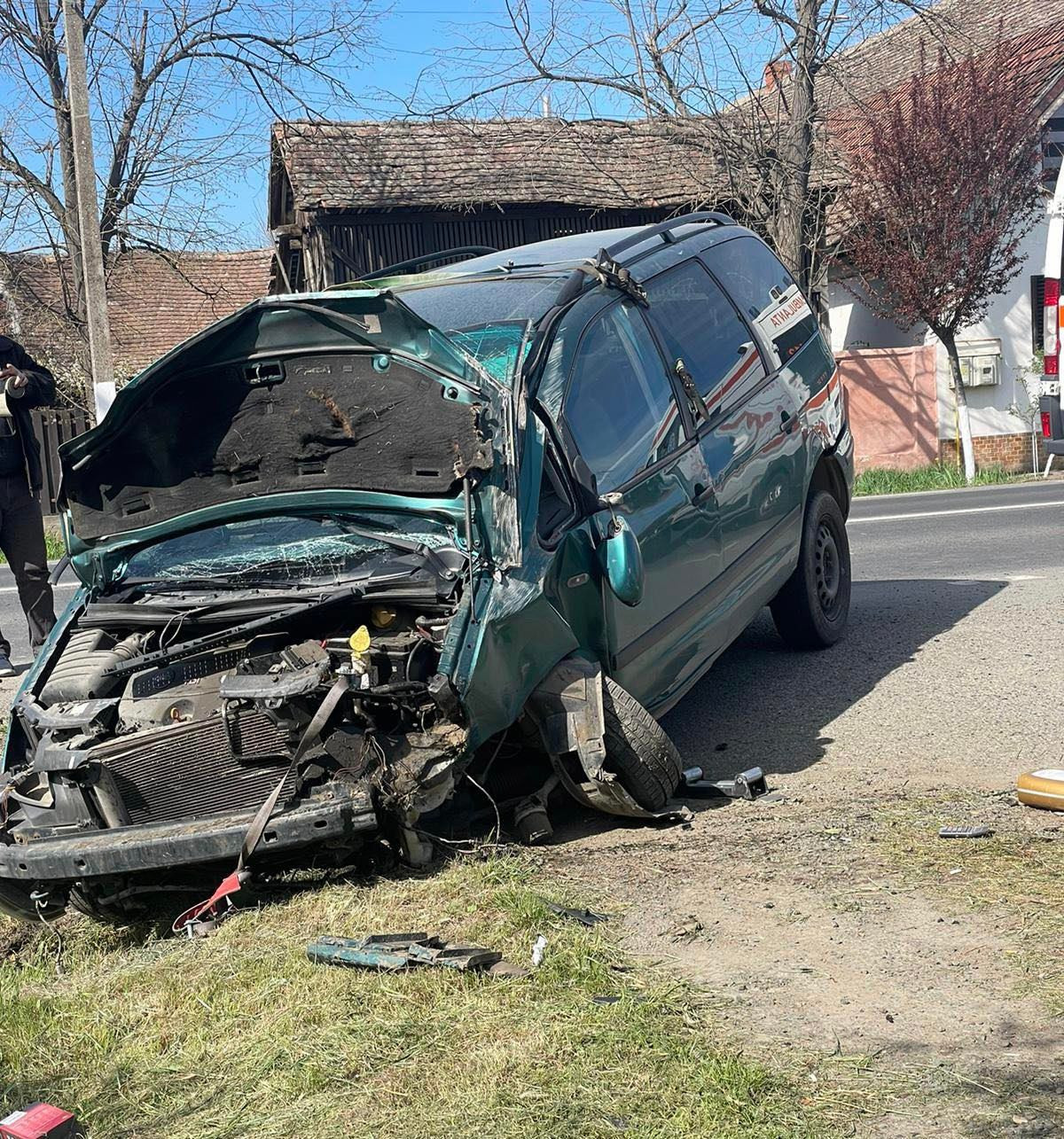 Un bărbat din Arad a furat o mașină, a făcut accident și a murit pe loc