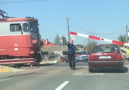 Un mecanic de locomotivă oprește trenul ca să ridice bariera de pe mașina unei şoferiţe. VIDEO