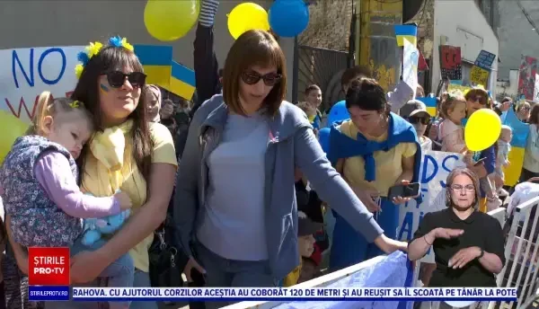 Păpuși în scutece stropite cu ”sânge”. Peste 2000 de ucrainence au manifestat în Constanța