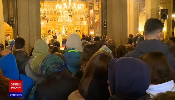 Catedrala Patriarhală a fost plină de oameni care s-au rugat la unison de Duminica Floriilor