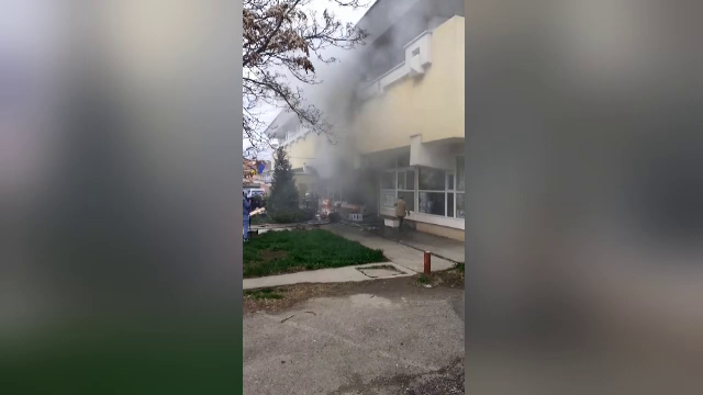 Incendiu într-un spațiu comercial din Roman. 17 standuri de marfă au fost distruse complet