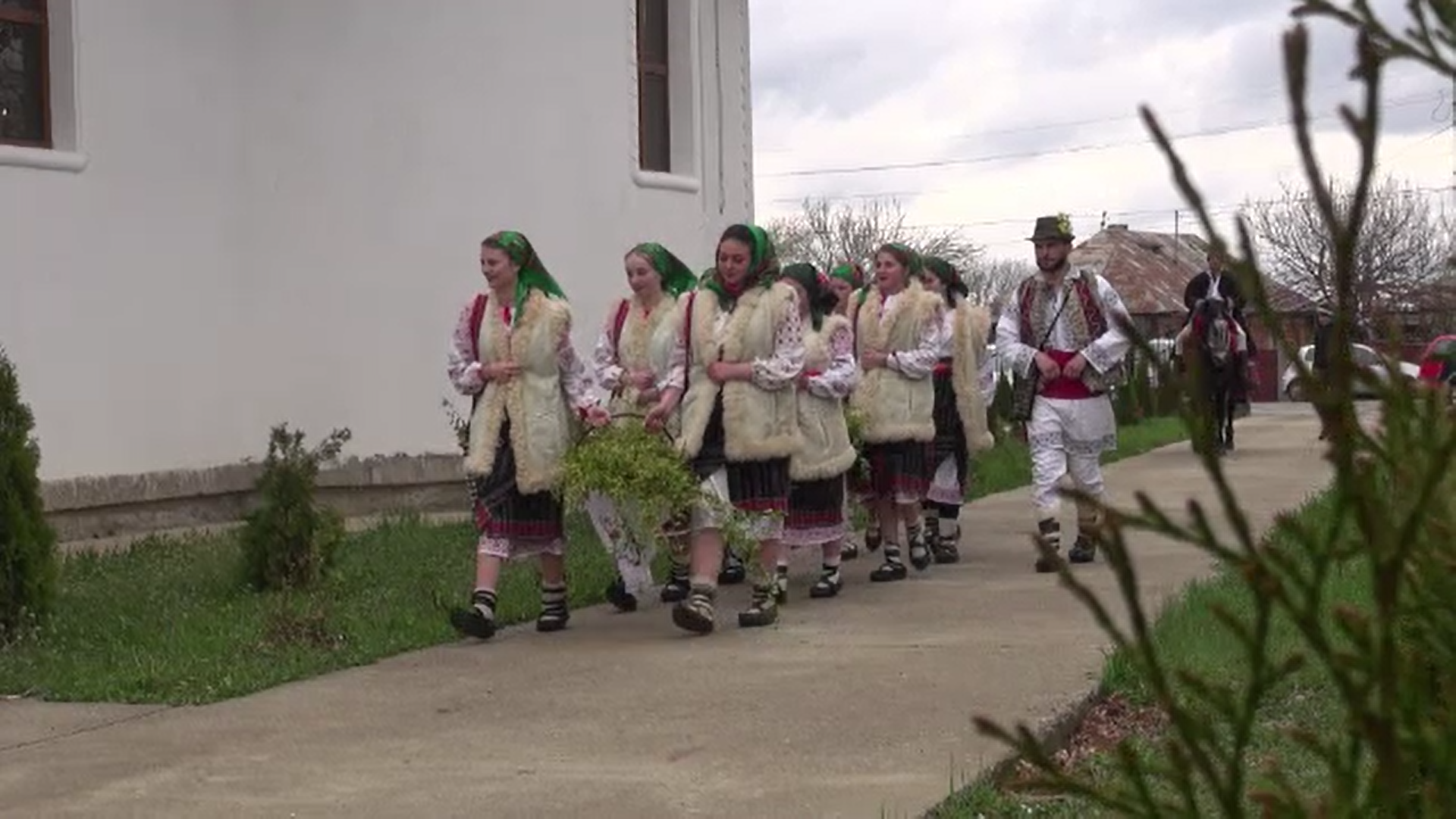 Tinerii din comuna Tupilaţi duc mai departe obiceiurile moştenite de la străbuni. Cum au sărbătorit Floriile