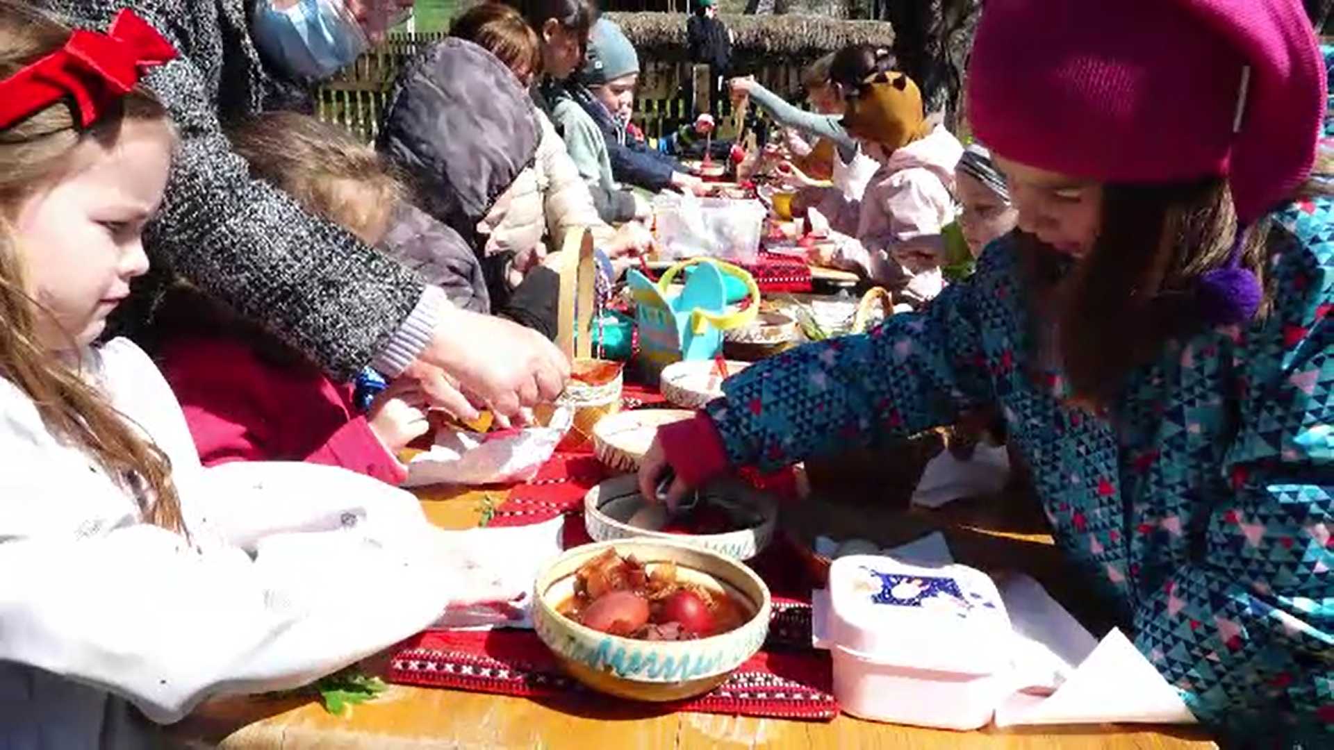 Copiii din Maramureș învață să vopsească ouă la fel cum făceau străbunii lor