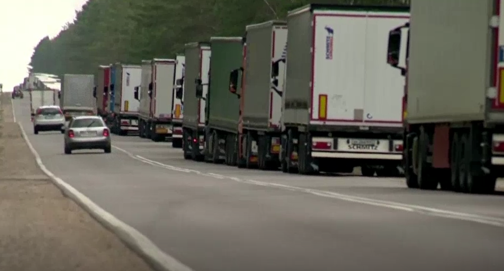 Coloană de 80 de km de TIR-uri între Polonia și Belarus. Șoferii au încercat să părăsească UE înainte de termenul limită