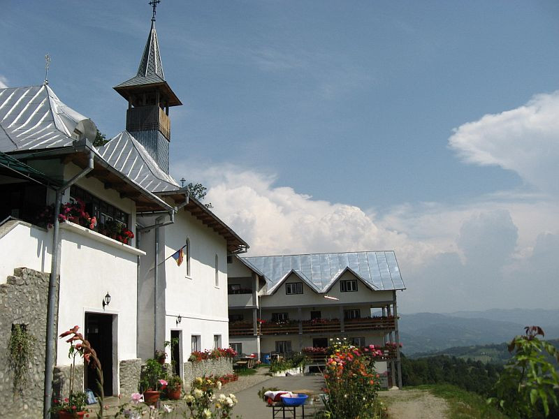 Starețul unei mănăstiri din Maramureș, acuzat de o ucraineancă de agresiune sexuală. Ce spun celelalte refugiate