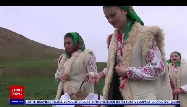 Tinerii din comuna Tupilaţi duc mai departe obiceiurile moştenite de la străbuni. Cum au sărbătorit Floriile