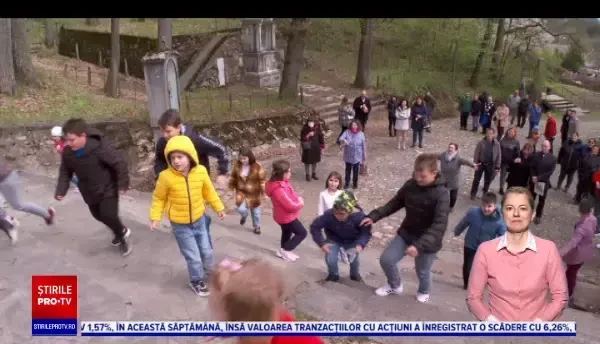 Paștele poate fi distractiv pentru cei mici. La Basilica Papală din Radna a fost organizată o "vânătoare de ouă"