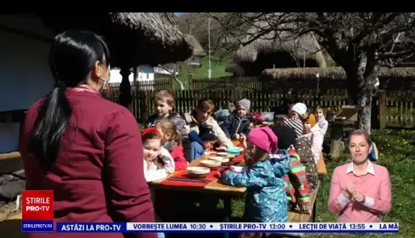 Copii din Maramureș învață să vopsească ouă la fel cum făceau străbunii lor