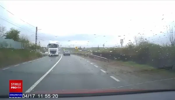 Accident filmat în apropiere de Galați. Un Logan a derapat pe șoseaua umedă. VIDEO