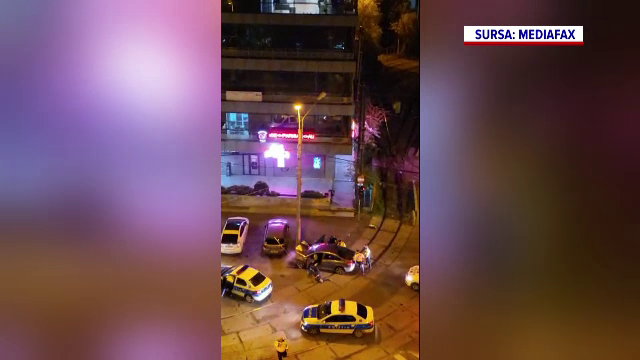 Urmărire ca în filme în București. Un șofer a ignorat semnalele polițiștilor și s-a oprit într-un stâlp