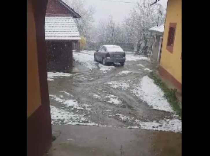 Ninsori ca de Crăciun, în prag de Paște. Iarna nu se dă dusă din țară