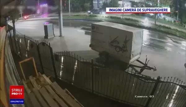 Urmărire ca în filme în București. Un șofer a ignorat semnalele polițiștilor și s-a oprit într-un stâlp