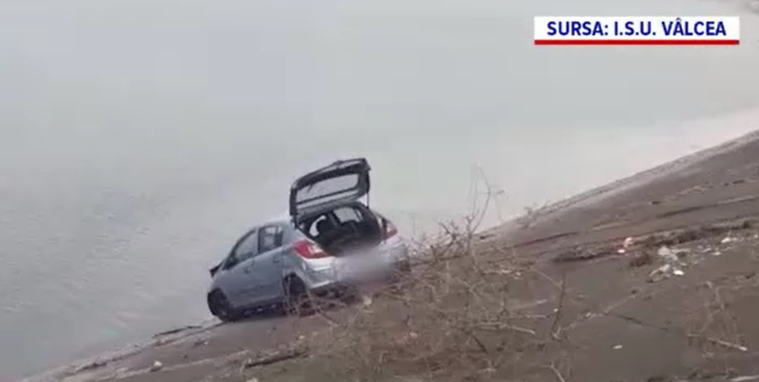 Un tânăr a murit după ce mașina în care se afla a plonjat în lacul de acumulare de la Băbeni. Cum s-a salvat şoferița
