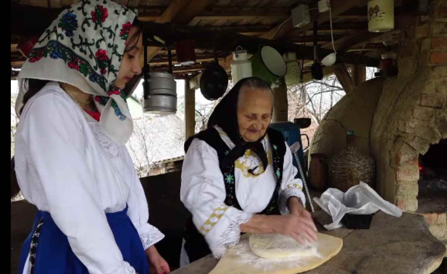 Socăcițele pregătesc cozonaci, pasca, ouăle roșii și alte bunătăți de paște, în Maramureș