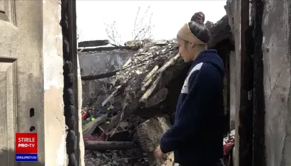 Incendiul le-a distrus locuința și au mare nevoie de ajutor. Drama unei familii din Vaslui