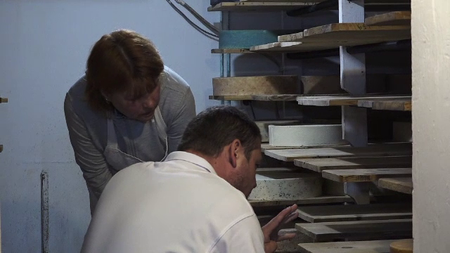 O refugiată și-a găsit liniștea în Transilvania, unde își învață proprietarul secretele preparării brânzei cu mucegai