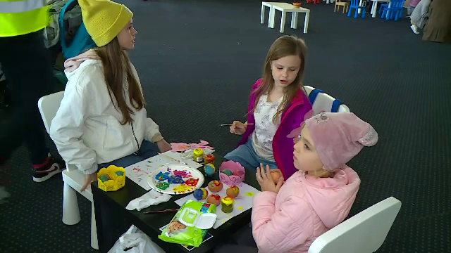 Copiii refugiaților ucraineni trăiesc bucuria Paștelui în România. Un centru special a fost amenajat la Romexpo