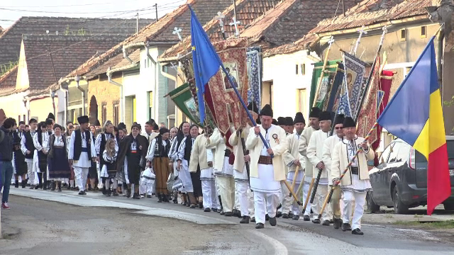 Obicei străvechi în Alba. Bărbații care au împlinit 60 de ani și fiii satului pornesc în Joia Mare într-o procesiune