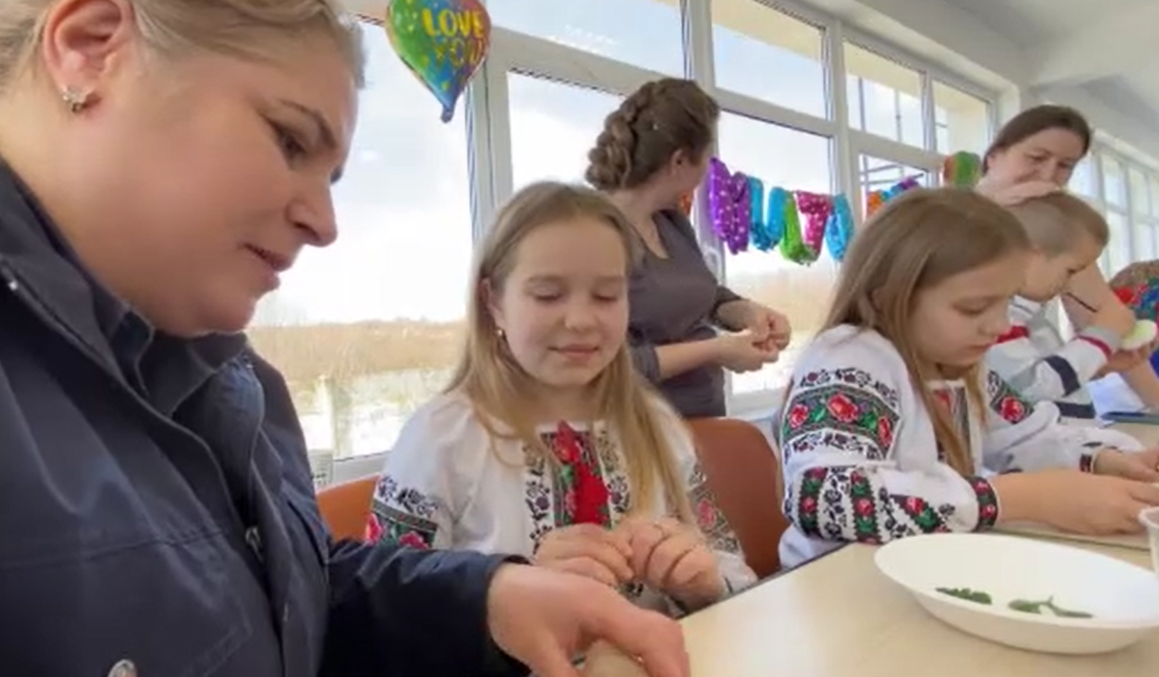 Zeci de copii au încondeiat ouă într-un centru de refugiați din Botoșani și au primit cadouri datorită pompierilor