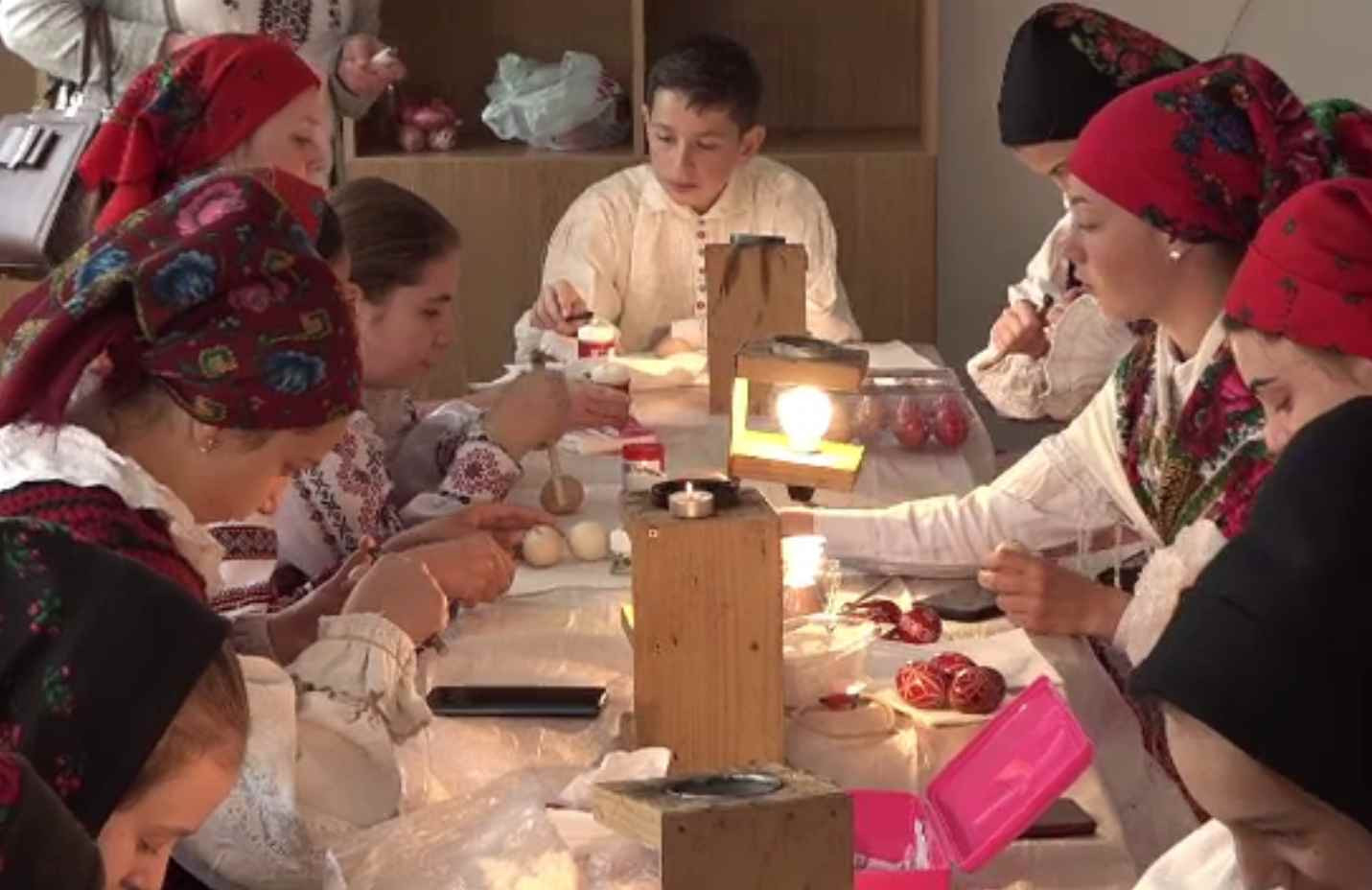 Împistritul ouălor, obicei străvechi în Bihor, preluat de copii de la bunici. Cum se încondeiază în Joia Mare