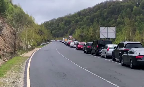 Cozi uriașe de români la frontierele bulgare spre Grecia. Elenii verifică fiecare portbagaj în parte