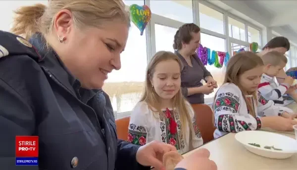 Zeci de copii au încondeiat ouă într-un centru de refugiați din Botoșani și au primit cadouri datorită pompierilor