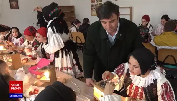 Împistritul ouălor, obicei străvechi în Bihor, preluat de copii de la bunici. Cum se încondeiază în Joia Mare