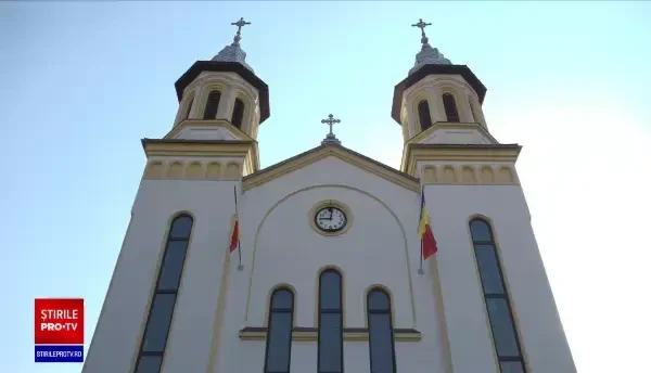 Obicei străvechi în Alba. Bărbații care au împlinit 60 de ani și fiii satului pornesc în Joia Mare într-o procesiune