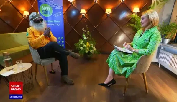 Sadhguru și-a împărtășit înțelepciunea la Arenele Romane. Interviul cu Andreea Esca și celebrul filosof indian