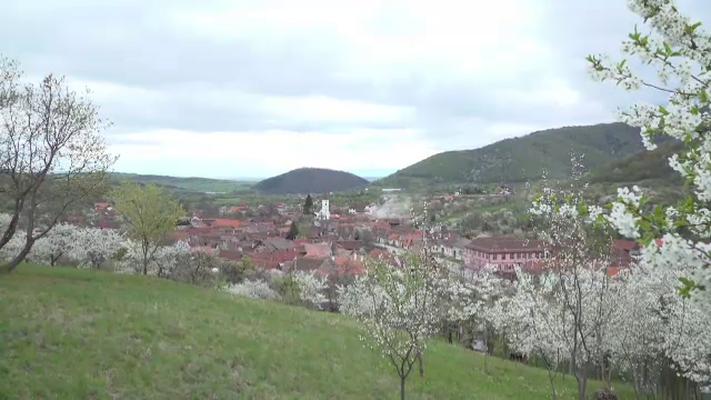 Turiștii au luat cu asalt stațiunile montane pentru vacanța de Paște. Cu ce îi așteaptă gazdele