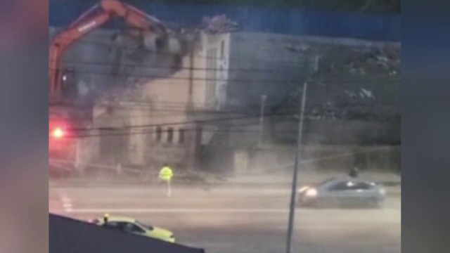 Hanul 3 Sarmale, pe unde au trecut Eminescu și Creangă, a fost demolat &icirc;n toiul nopții. Reacția sfidătoare a proprietarului