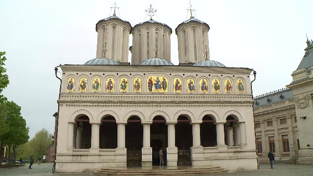 Bisericile sunt din nou pline, în Vinerea Mare. De ce trec credincioșii pe sub Aer