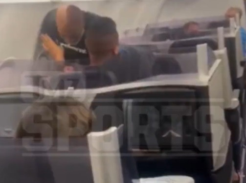 Mike Tyson este implicat într-un nou scandal. Fostul pugilist a bătut un pasager într-un avion. VIDEO